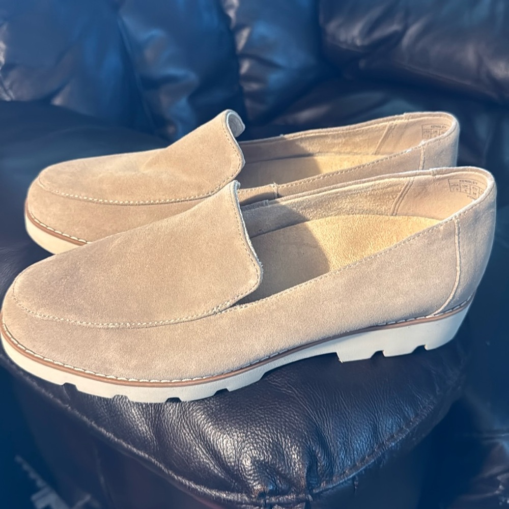 Vionic Cream Flats Comfortable and Stylish